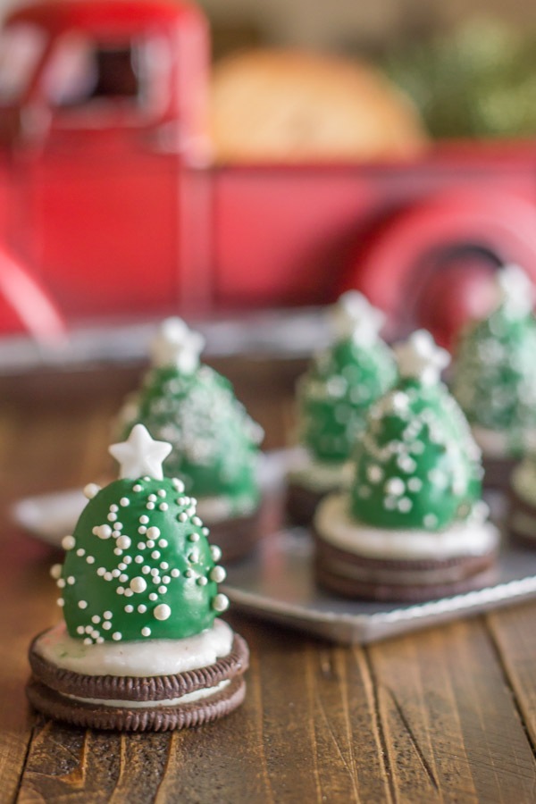 Christmas Treats that you can eat! - These  Christmas Recipes make the perfect Edible Gifts. Share them with your family, neighbors, and friends, or make them for Christmas Parties! These Christmas desserts are yummy, easy, and adorable! PIN IT NOW and make them later!