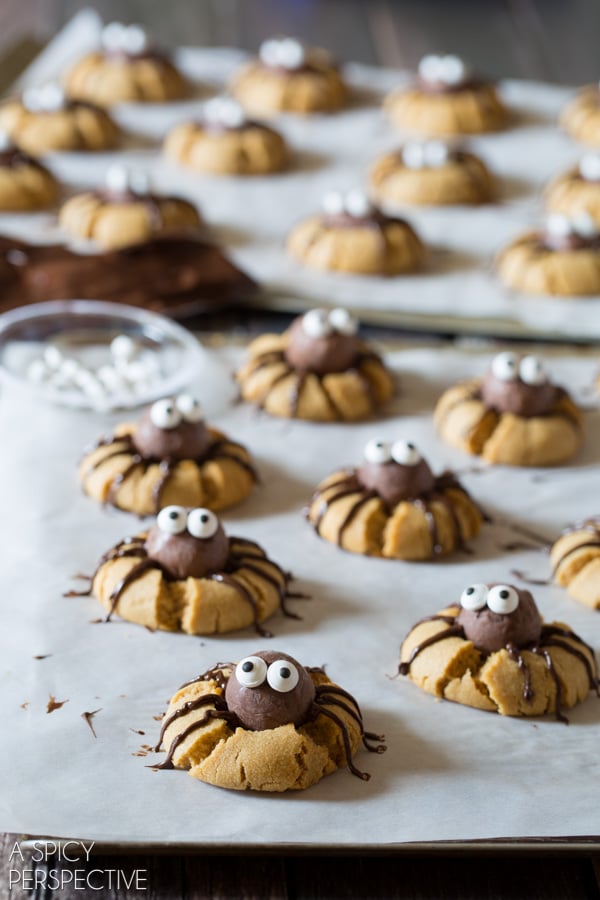 Creepy Chocolate Peanut Butter Cookies - SPIDERS! #halloween #spiders