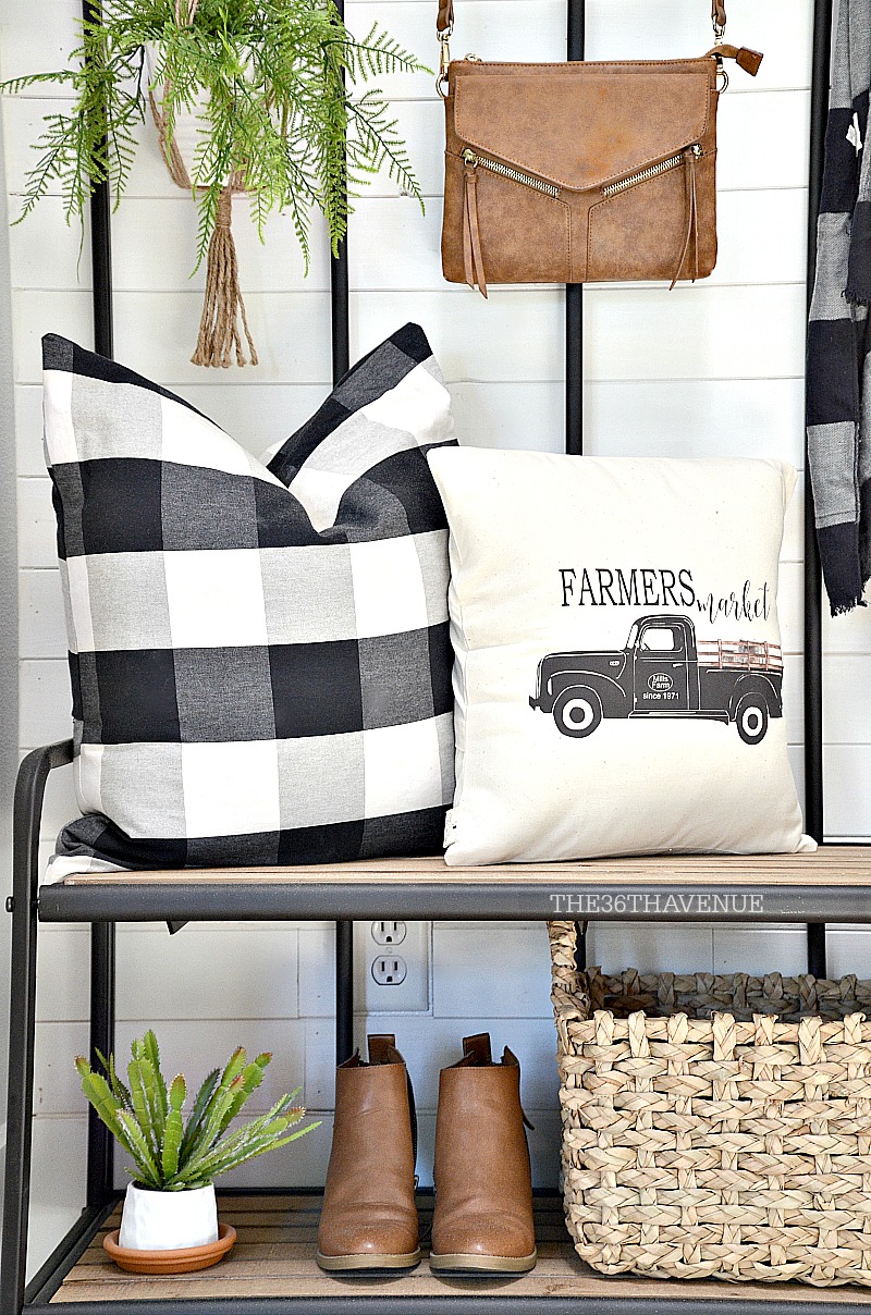 Farmhouse Entryway Decor Ideas that are affordable and easy to put together.