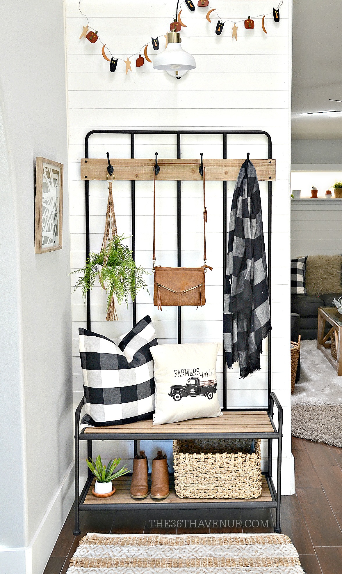 Farmhouse Entryway Decor Ideas that are affordable and easy to put together.