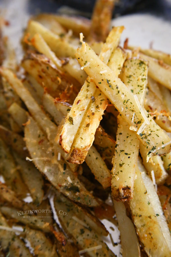 Baked Garlic Parmesan Steak Fries - Easy and delicious side dish to all your summer BBQ dishes.  