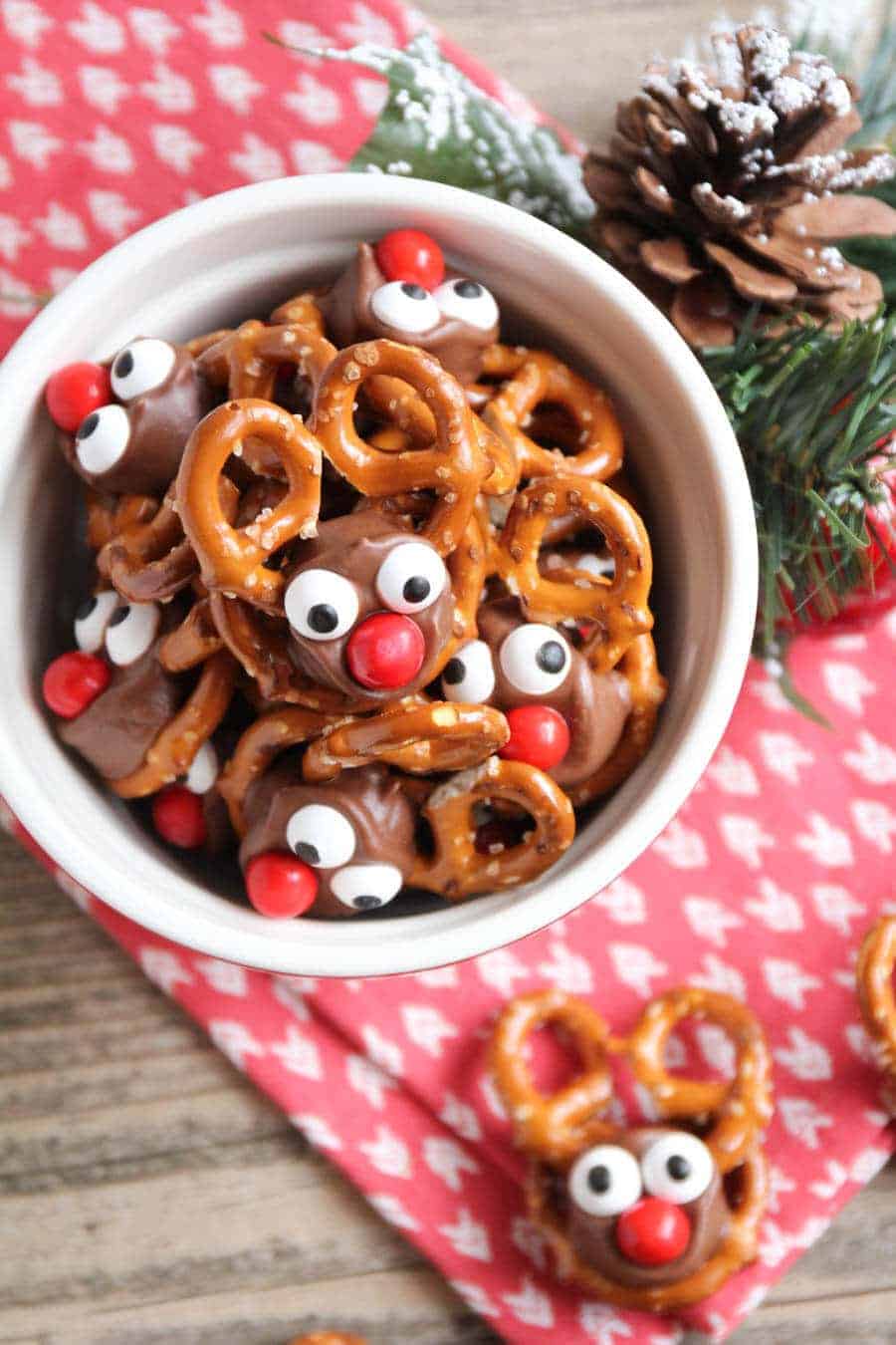 Rolo Pretzel Reindeer - these tasty treats are perfect for the holiday season and so easy to make! 