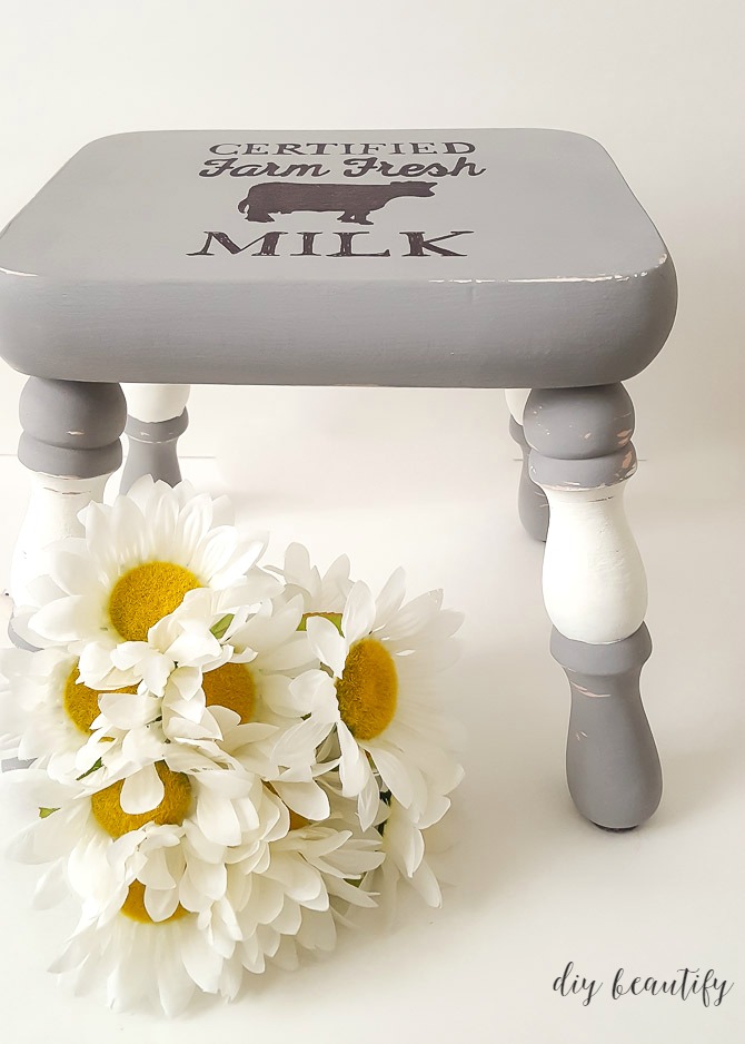 I gave my kitchen stool a farmhouse makeover using all-natural chalky paint from L'Essentiel Botanics Furniture Paint! Find out more and get the graphic tutorial at diy beautify!